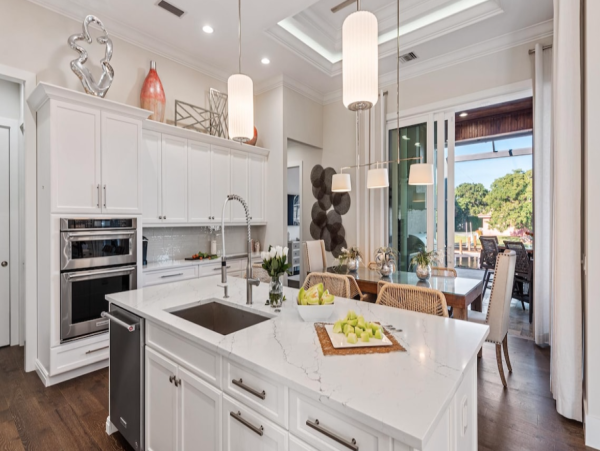 Discover Luxurious Waterfront Retreats - Unmatched Bay Views
